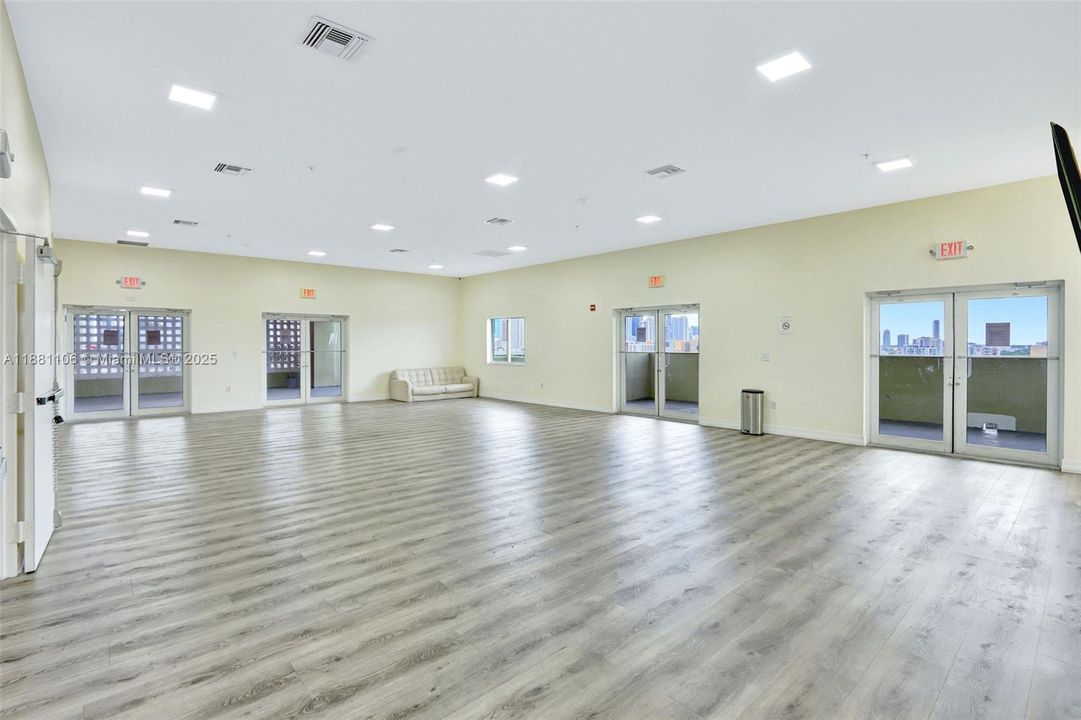 For Sale: $359,000 (2 beds, 2 baths, 882 Square Feet)