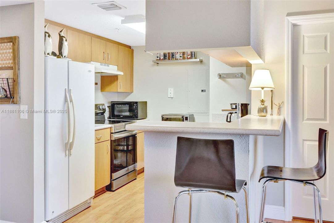 For Sale: $359,000 (2 beds, 2 baths, 882 Square Feet)