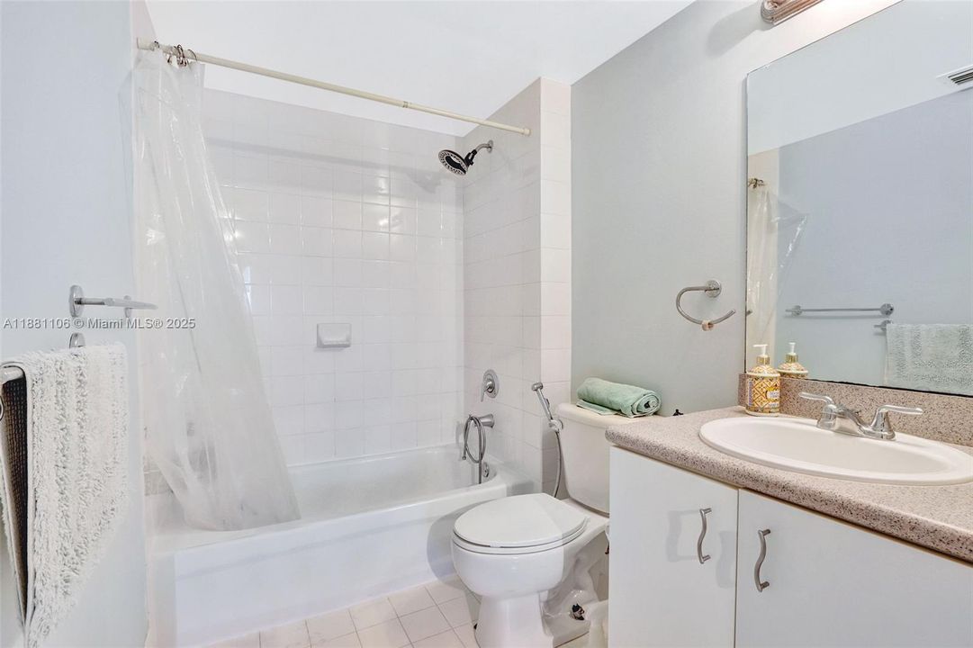 For Sale: $359,000 (2 beds, 2 baths, 882 Square Feet)