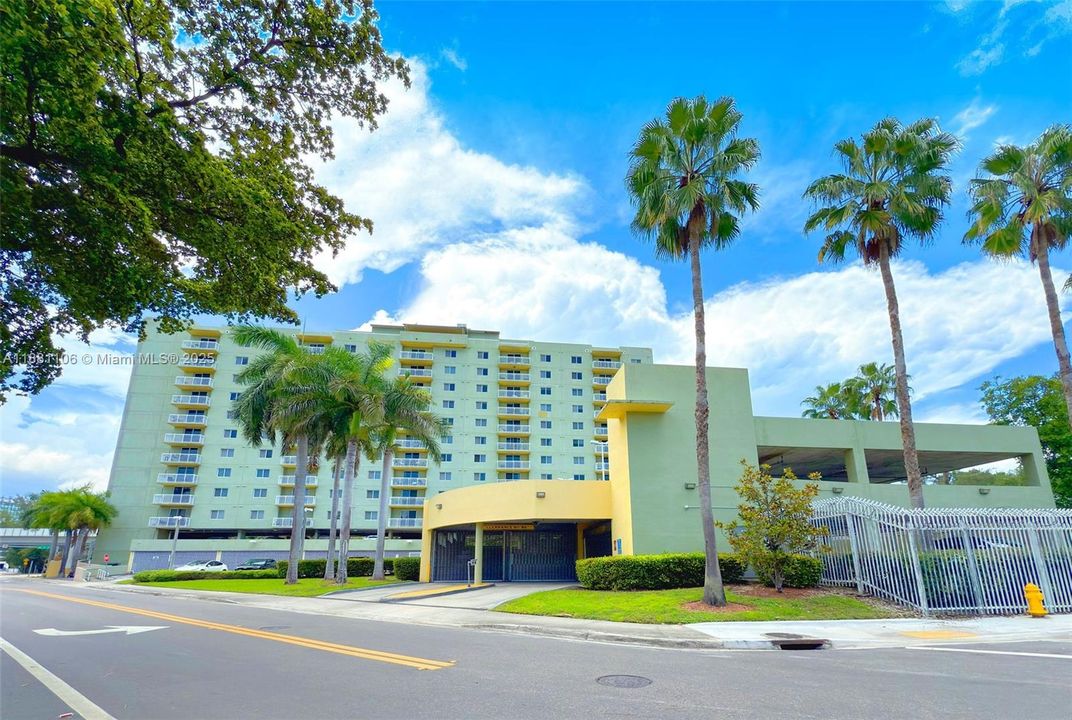 For Sale: $359,000 (2 beds, 2 baths, 882 Square Feet)