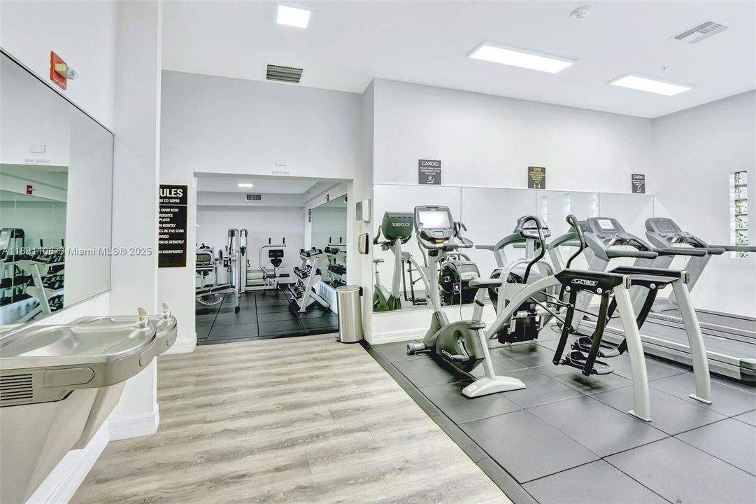 For Sale: $359,000 (2 beds, 2 baths, 882 Square Feet)