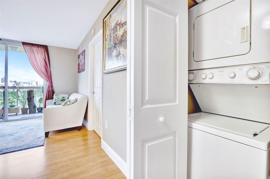 For Sale: $359,000 (2 beds, 2 baths, 882 Square Feet)
