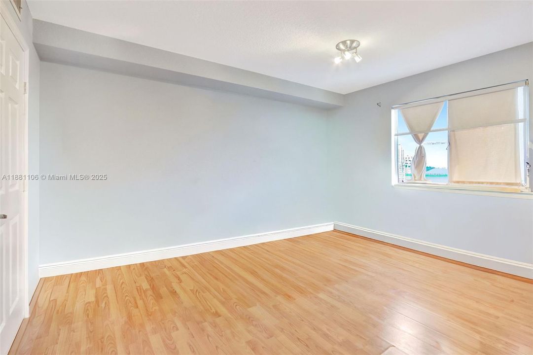 For Sale: $359,000 (2 beds, 2 baths, 882 Square Feet)
