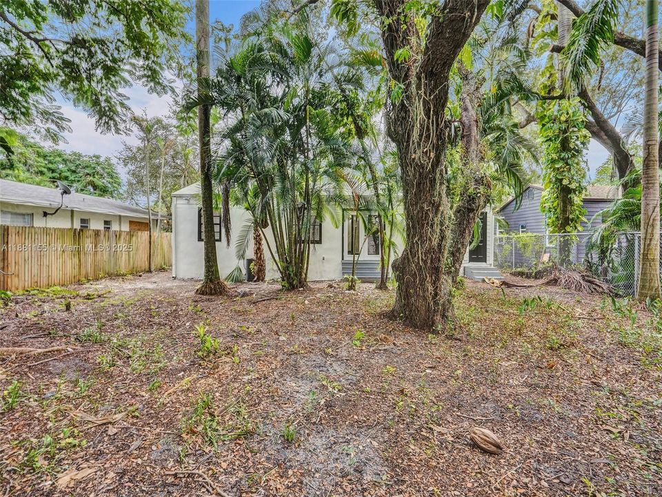 合同活跃: $225,000 (2 贝兹, 1 浴室, 966 平方英尺)