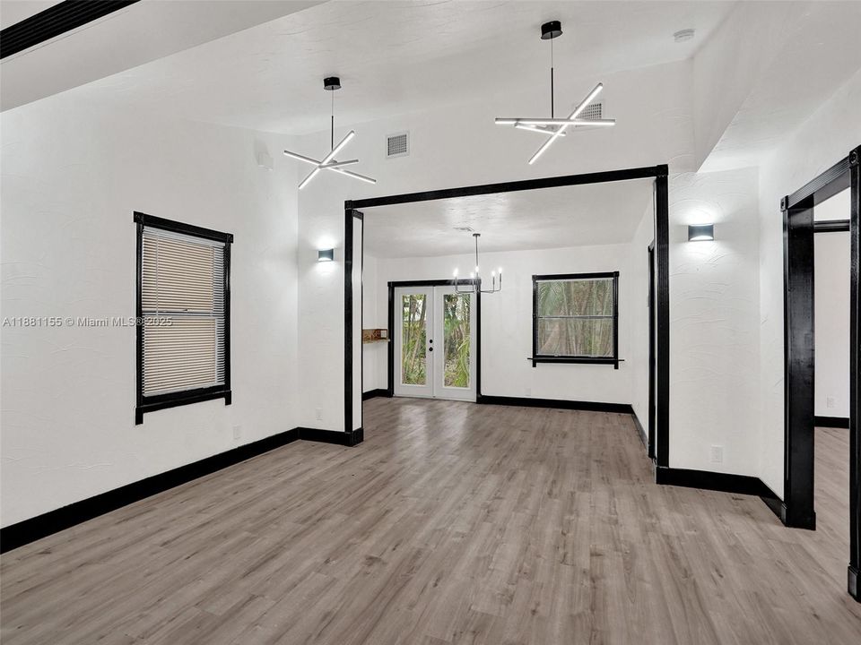 合同活跃: $225,000 (2 贝兹, 1 浴室, 966 平方英尺)