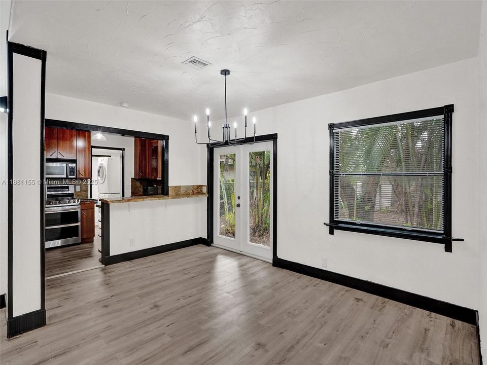 合同活跃: $225,000 (2 贝兹, 1 浴室, 966 平方英尺)