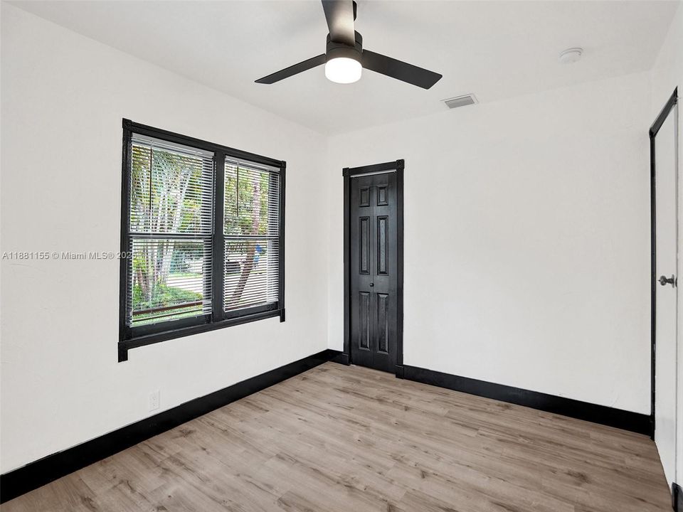 合同活跃: $225,000 (2 贝兹, 1 浴室, 966 平方英尺)