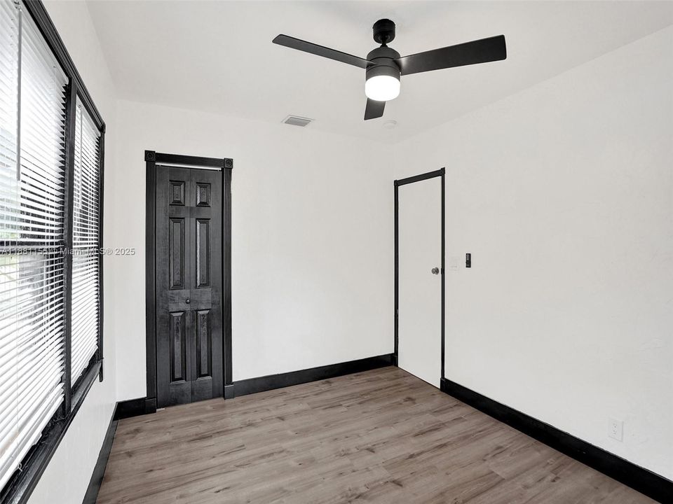 合同活跃: $225,000 (2 贝兹, 1 浴室, 966 平方英尺)