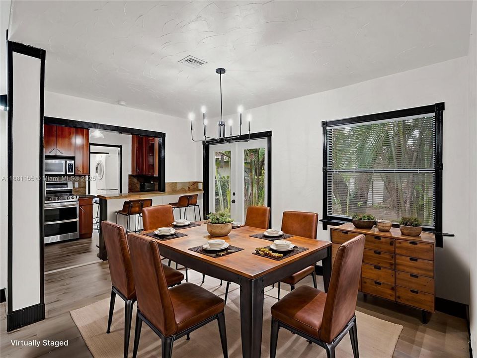 合同活跃: $225,000 (2 贝兹, 1 浴室, 966 平方英尺)