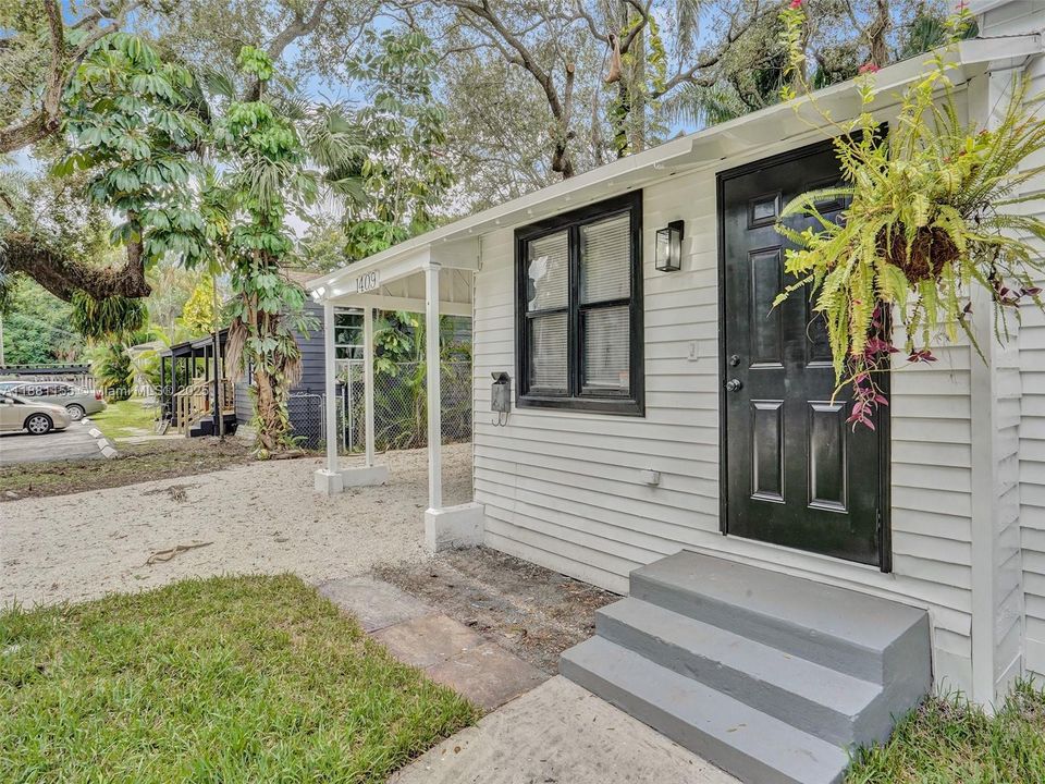 合同活跃: $225,000 (2 贝兹, 1 浴室, 966 平方英尺)