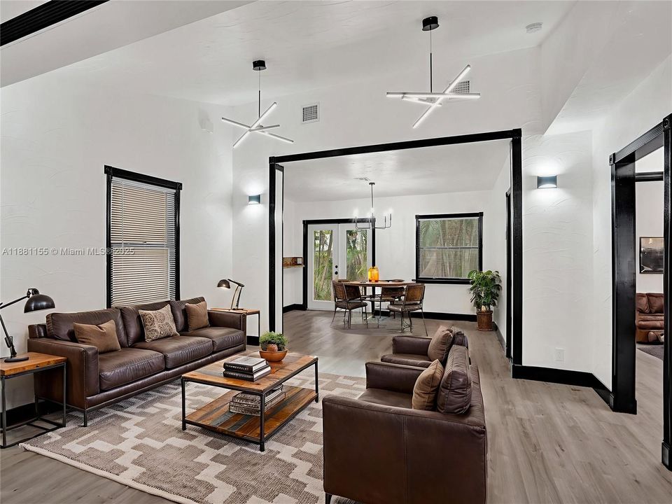 合同活跃: $225,000 (2 贝兹, 1 浴室, 966 平方英尺)