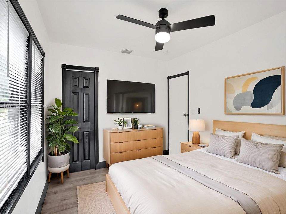 合同活跃: $225,000 (2 贝兹, 1 浴室, 966 平方英尺)