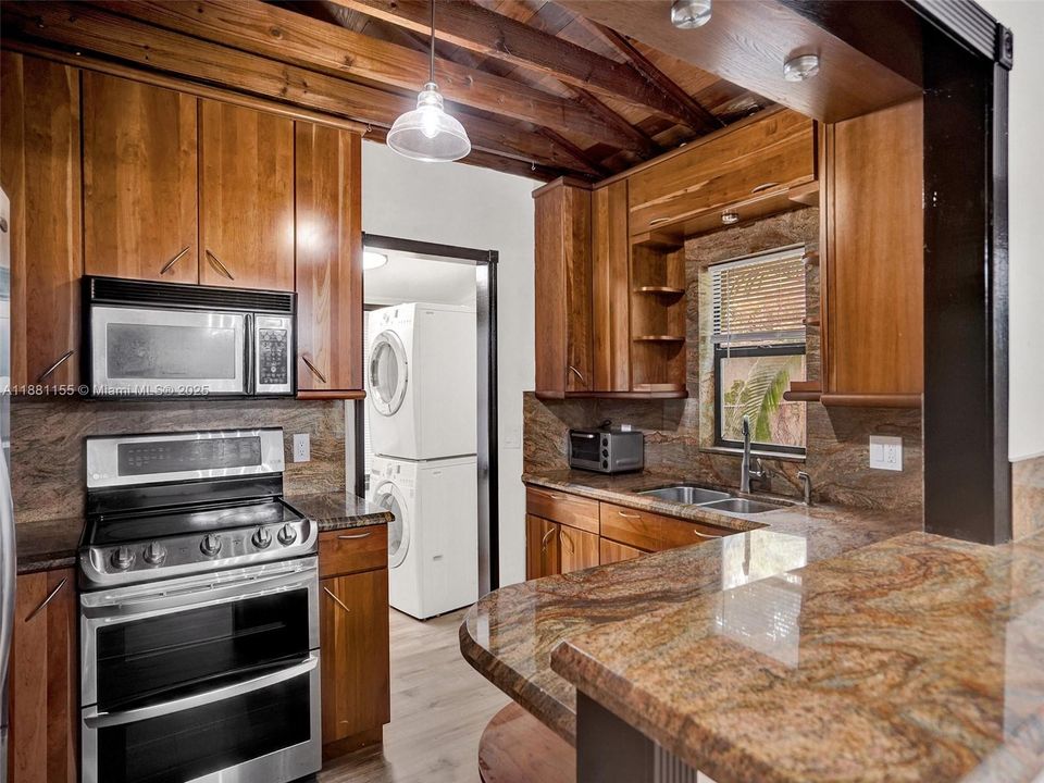 合同活跃: $225,000 (2 贝兹, 1 浴室, 966 平方英尺)