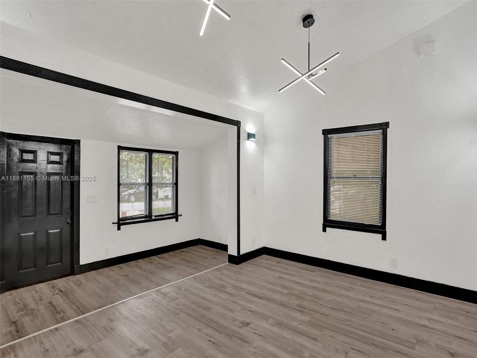 合同活跃: $225,000 (2 贝兹, 1 浴室, 966 平方英尺)