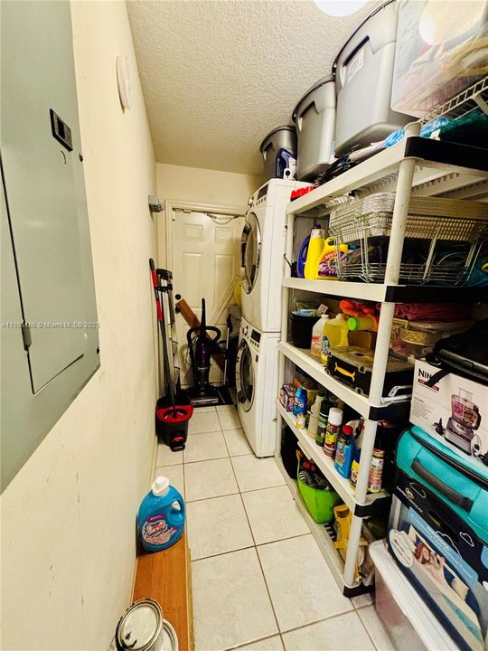 Vendido Recientemente: $449,000 (3 camas, 2 baños, 1394 Pies cuadrados)