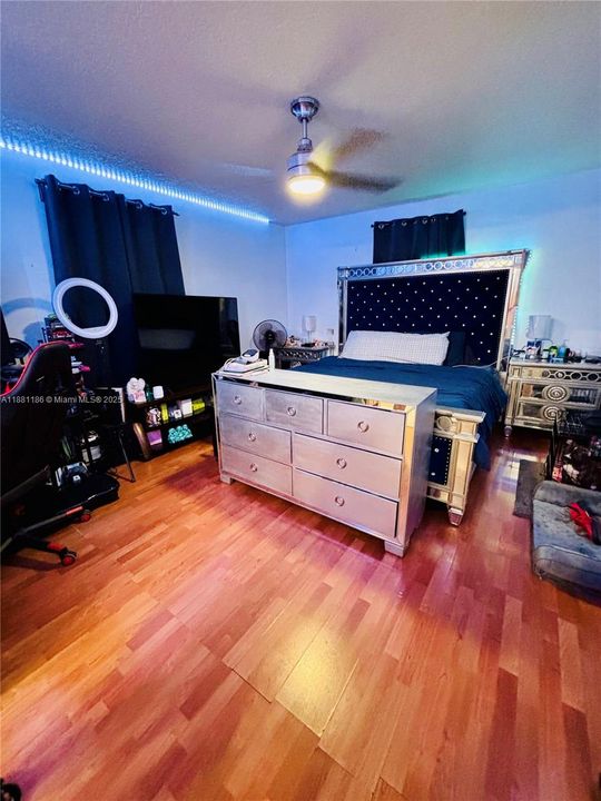 Vendido Recientemente: $449,000 (3 camas, 2 baños, 1394 Pies cuadrados)