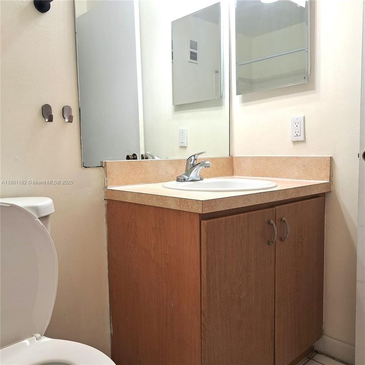 Под контрактом: $1,750 (1 спален, 1 ванн, 693 Квадратных фут)