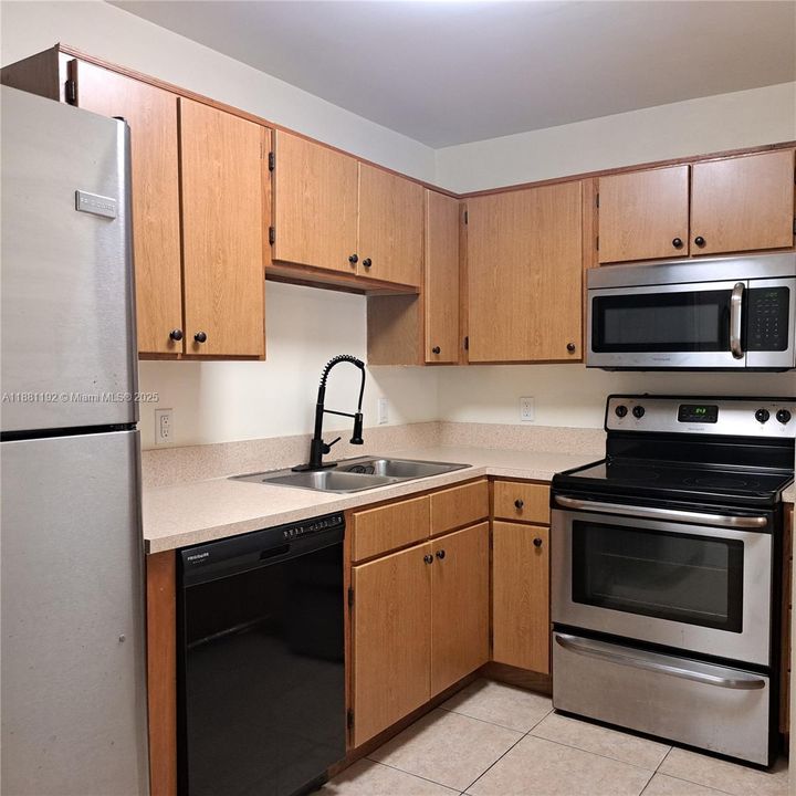 Под контрактом: $1,750 (1 спален, 1 ванн, 693 Квадратных фут)