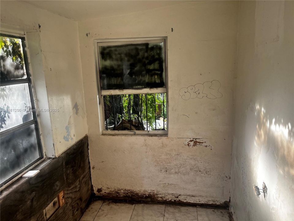 待售: $340,000 (2 贝兹, 1 浴室, 1267 平方英尺)