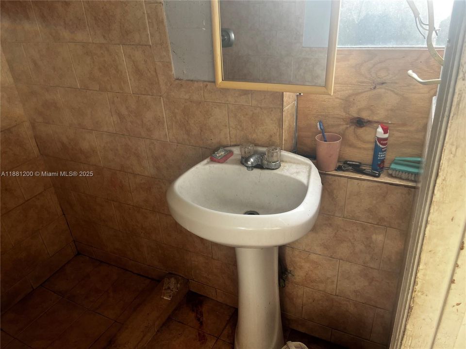 待售: $340,000 (2 贝兹, 1 浴室, 1267 平方英尺)