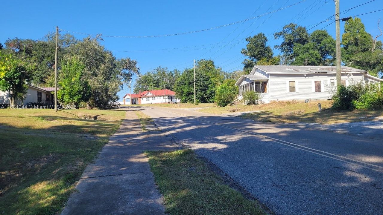 待售: $7,800 (0.24 acres)