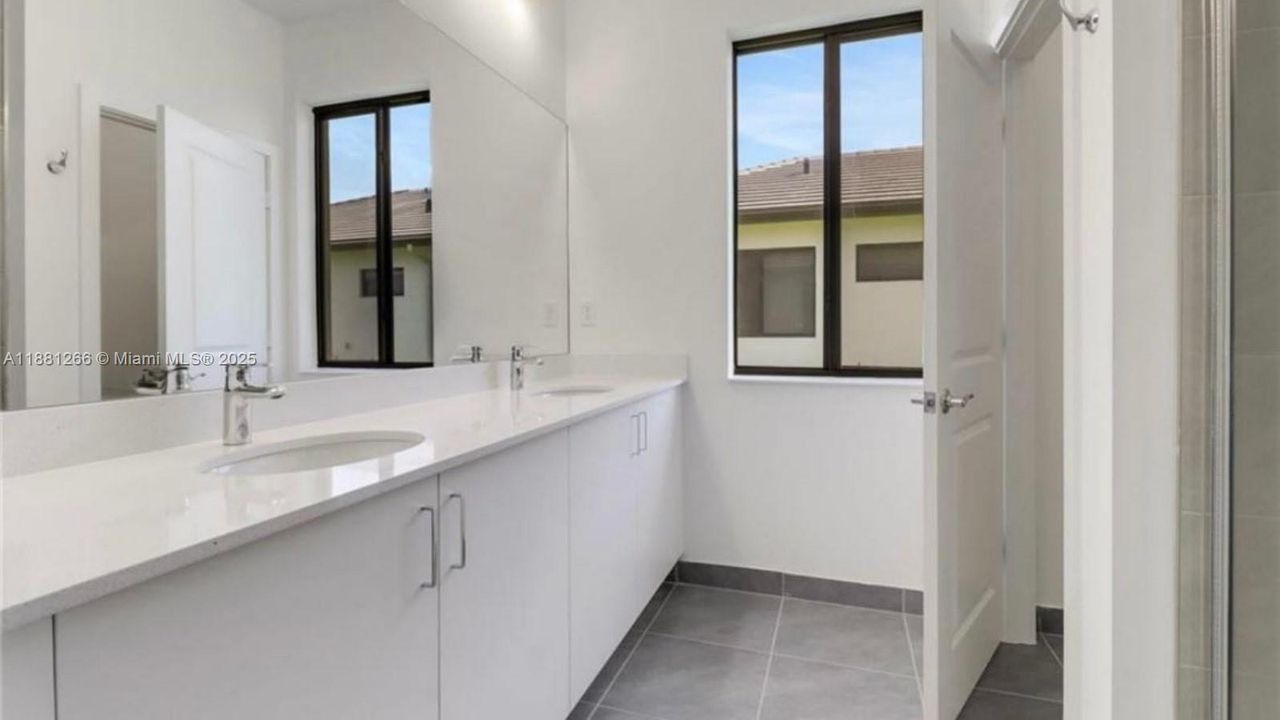 Recientemente alquilado: $3,175 (4 camas, 3 baños, 1903 Pies cuadrados)