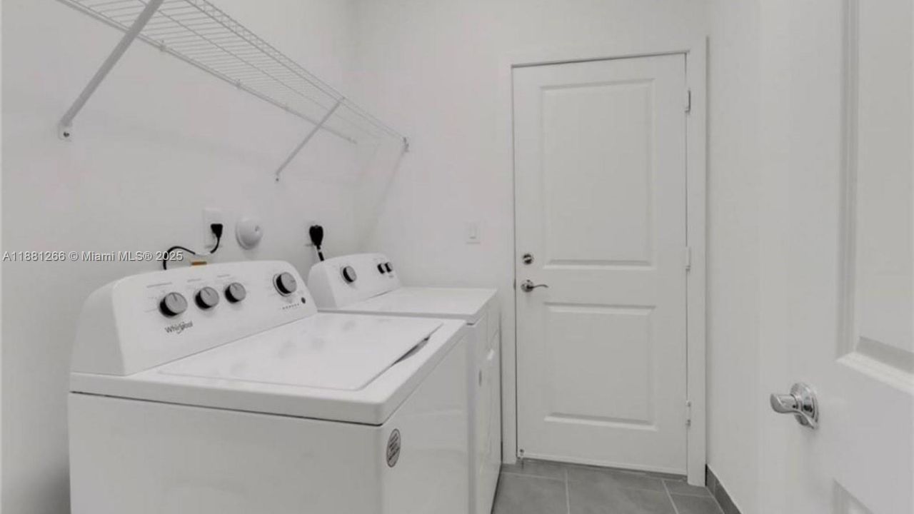 Recientemente alquilado: $3,175 (4 camas, 3 baños, 1903 Pies cuadrados)