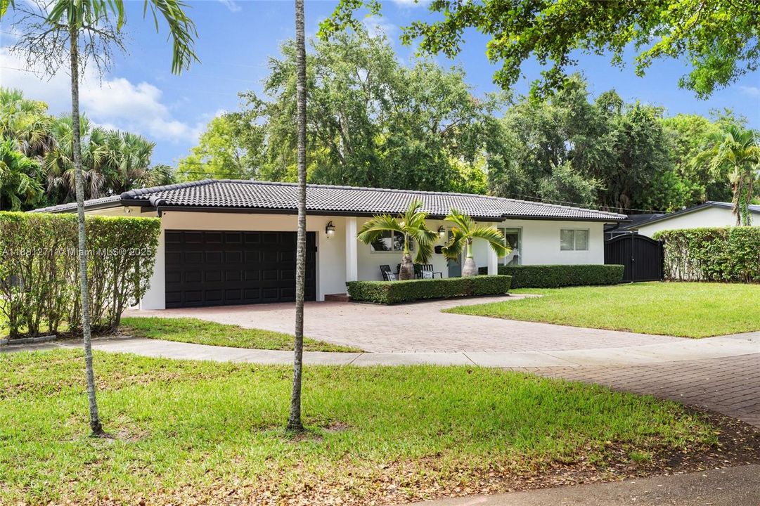 Под контрактом: $849,900 (4 спален, 3 ванн, 1578 Квадратных фут)