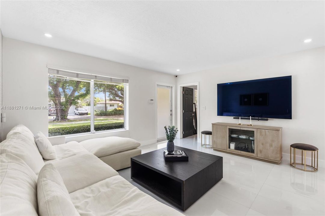 Под контрактом: $849,900 (4 спален, 3 ванн, 1578 Квадратных фут)