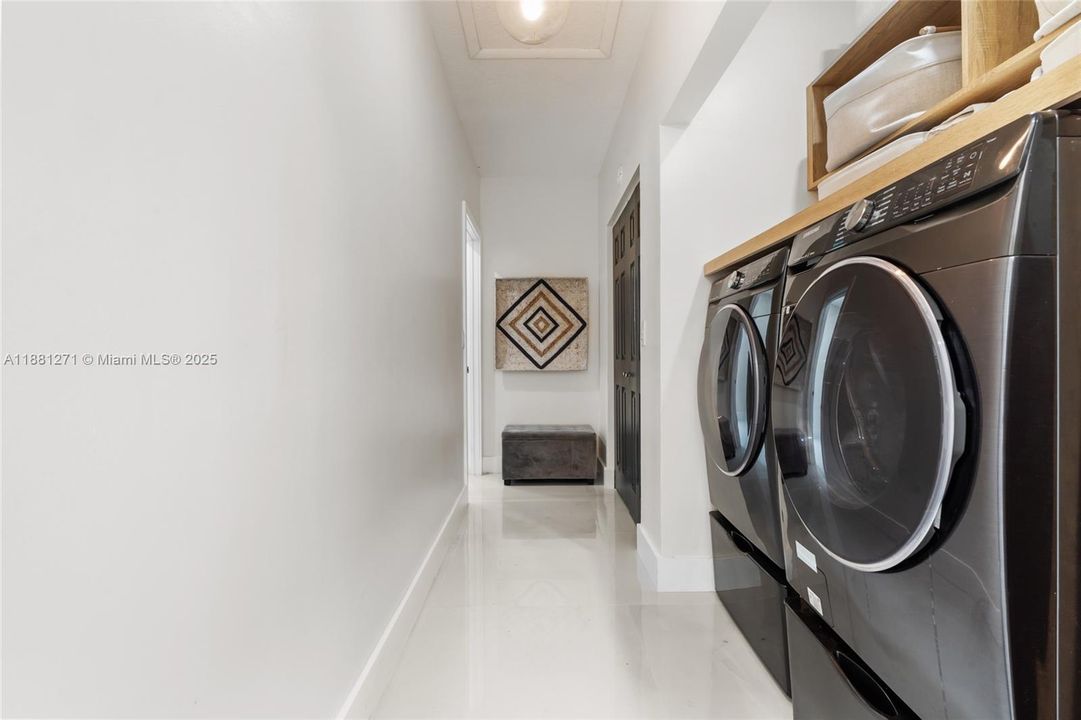 Под контрактом: $849,900 (4 спален, 3 ванн, 1578 Квадратных фут)