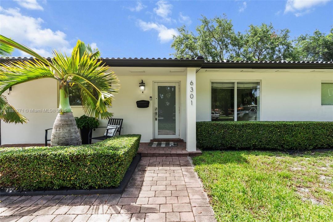 Под контрактом: $849,900 (4 спален, 3 ванн, 1578 Квадратных фут)