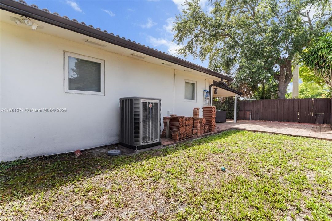 Под контрактом: $849,900 (4 спален, 3 ванн, 1578 Квадратных фут)