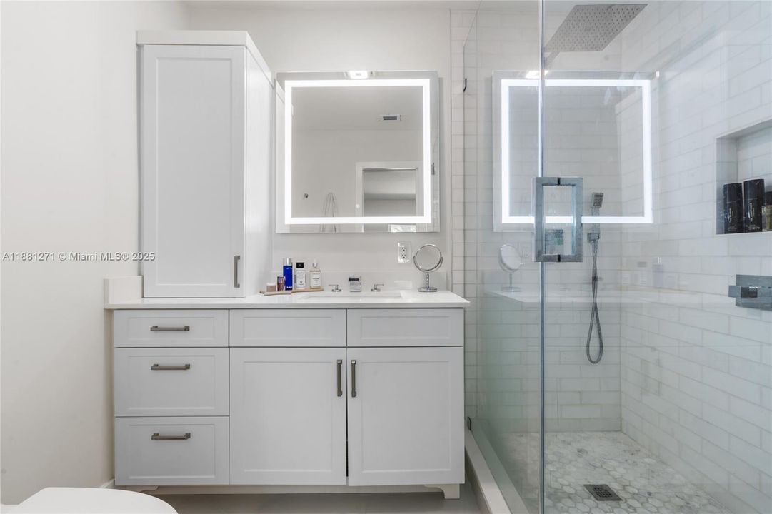 Под контрактом: $849,900 (4 спален, 3 ванн, 1578 Квадратных фут)