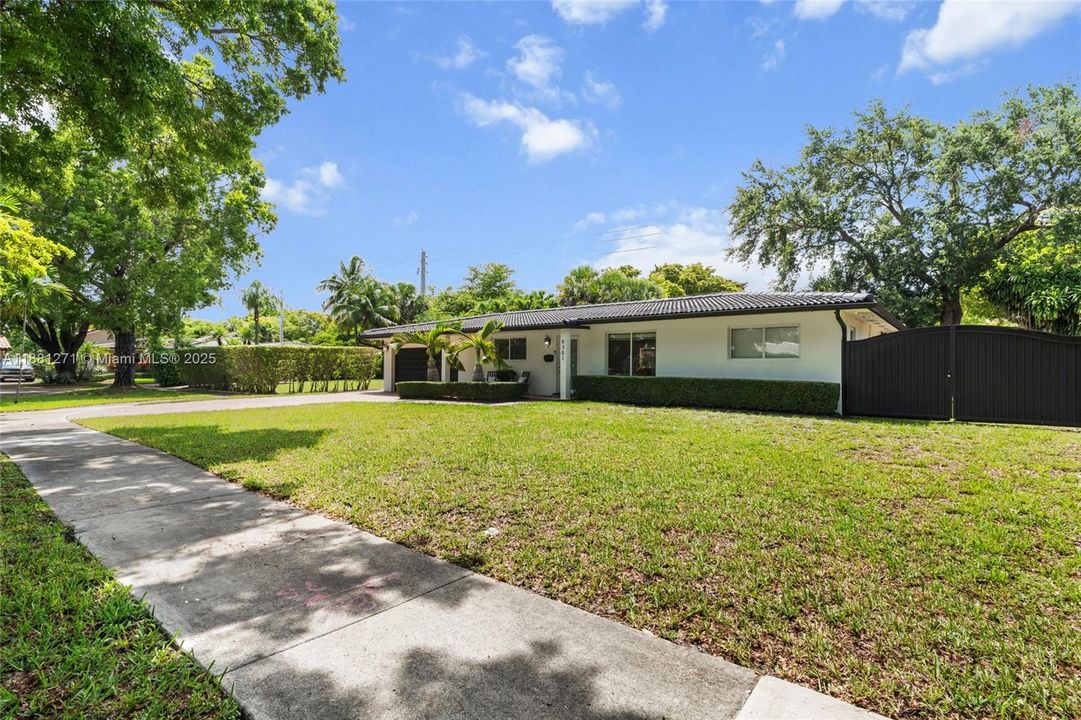 Под контрактом: $849,900 (4 спален, 3 ванн, 1578 Квадратных фут)