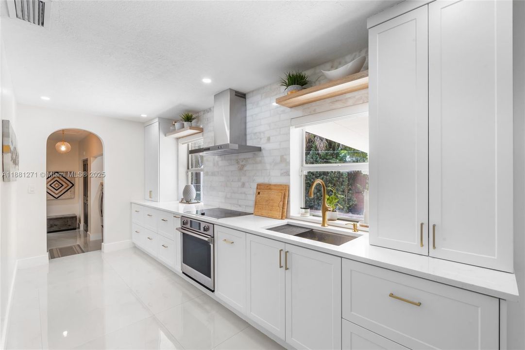 Под контрактом: $849,900 (4 спален, 3 ванн, 1578 Квадратных фут)