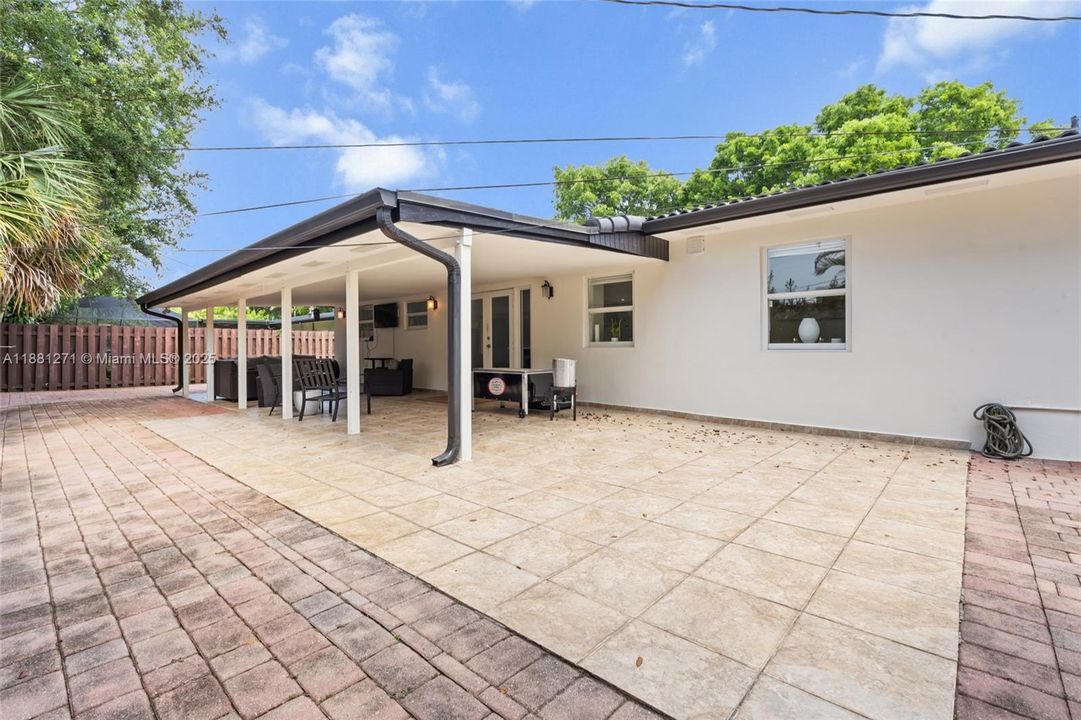 Под контрактом: $849,900 (4 спален, 3 ванн, 1578 Квадратных фут)