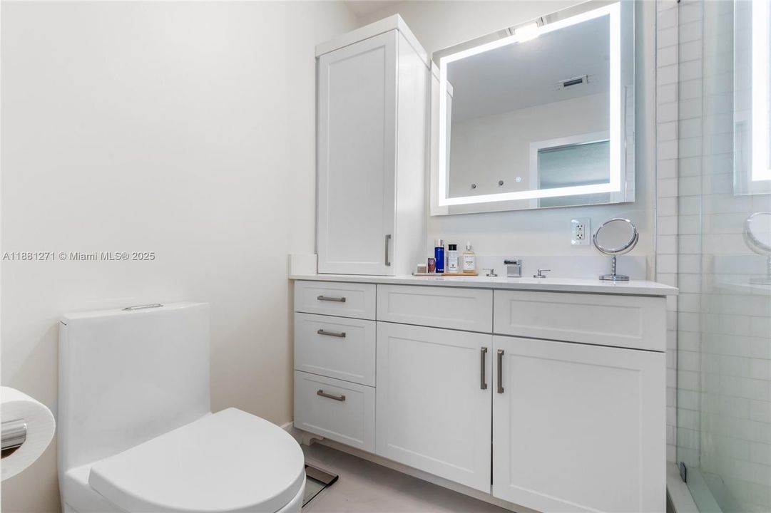 Под контрактом: $849,900 (4 спален, 3 ванн, 1578 Квадратных фут)