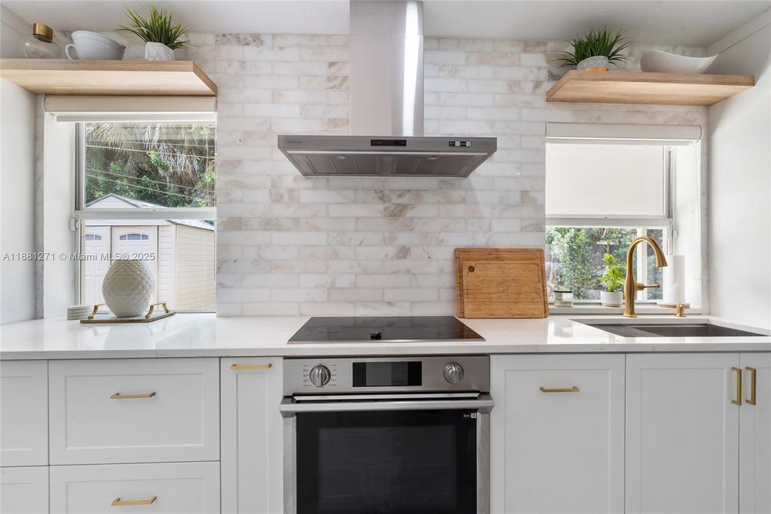 Под контрактом: $849,900 (4 спален, 3 ванн, 1578 Квадратных фут)