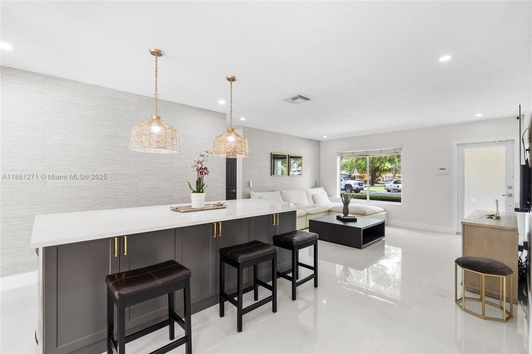 Под контрактом: $849,900 (4 спален, 3 ванн, 1578 Квадратных фут)