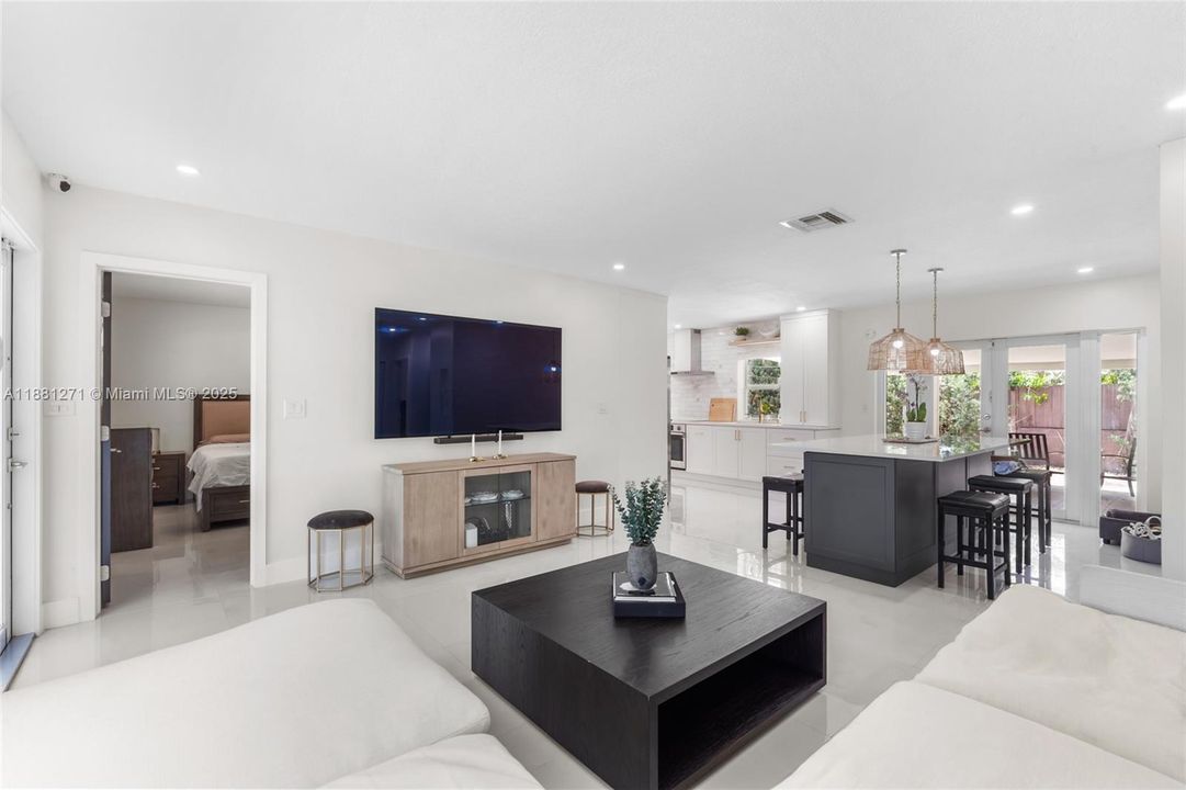 Под контрактом: $849,900 (4 спален, 3 ванн, 1578 Квадратных фут)