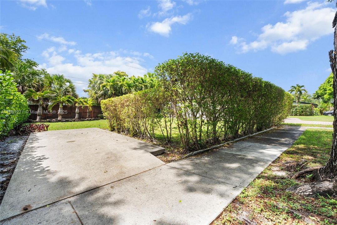 Под контрактом: $849,900 (4 спален, 3 ванн, 1578 Квадратных фут)