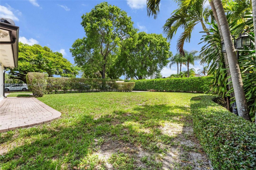 Под контрактом: $849,900 (4 спален, 3 ванн, 1578 Квадратных фут)