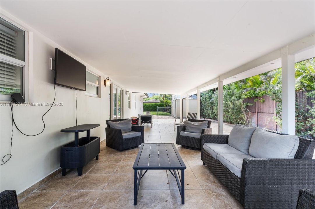 Под контрактом: $849,900 (4 спален, 3 ванн, 1578 Квадратных фут)