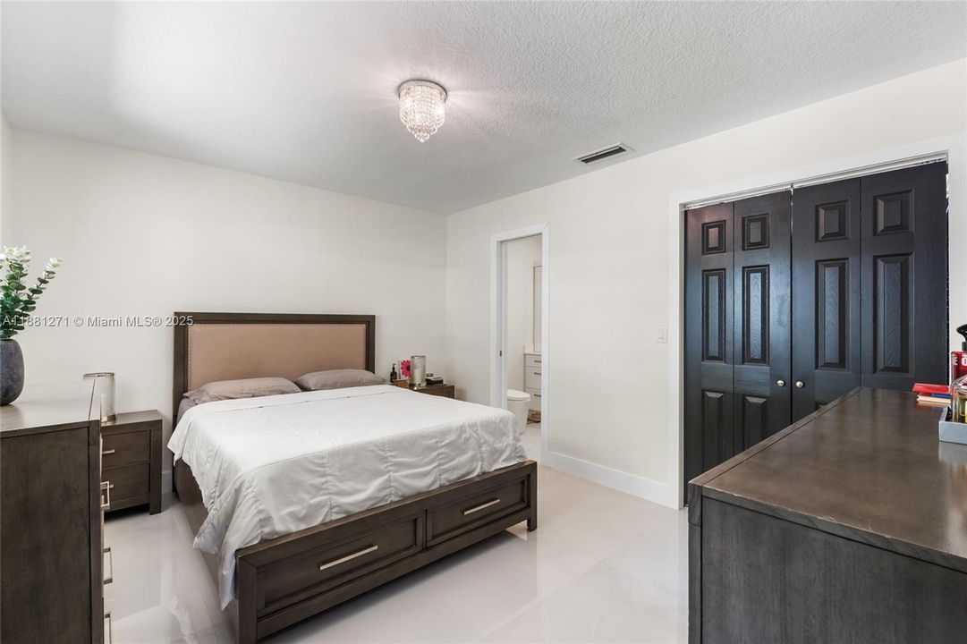 Под контрактом: $849,900 (4 спален, 3 ванн, 1578 Квадратных фут)