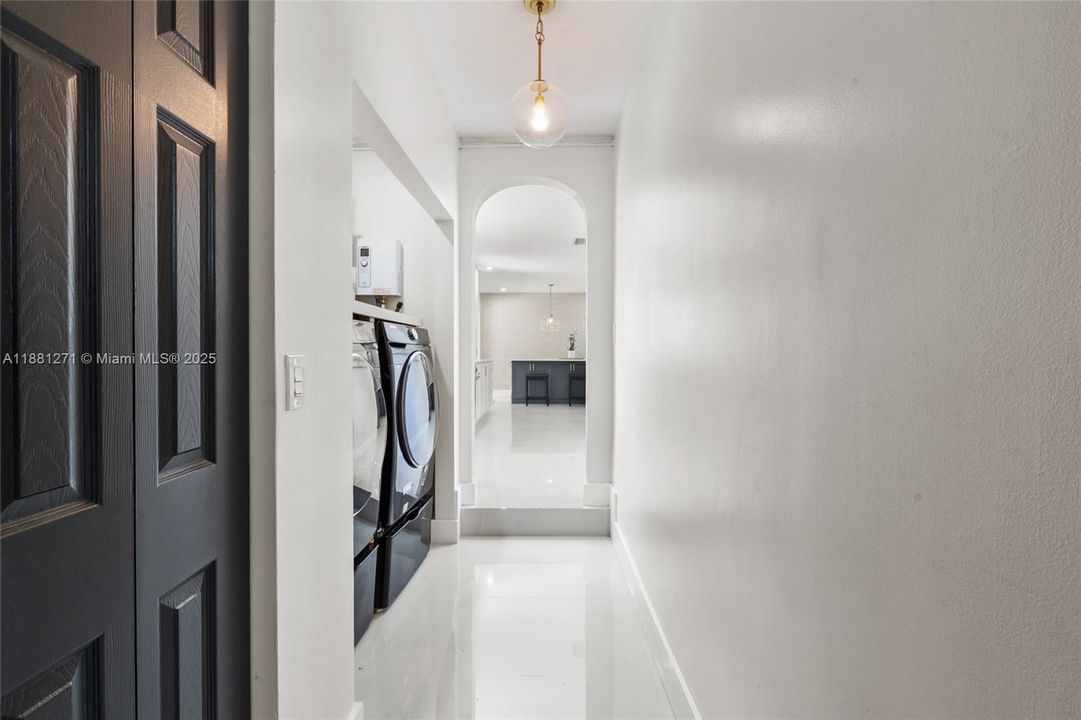 Под контрактом: $849,900 (4 спален, 3 ванн, 1578 Квадратных фут)