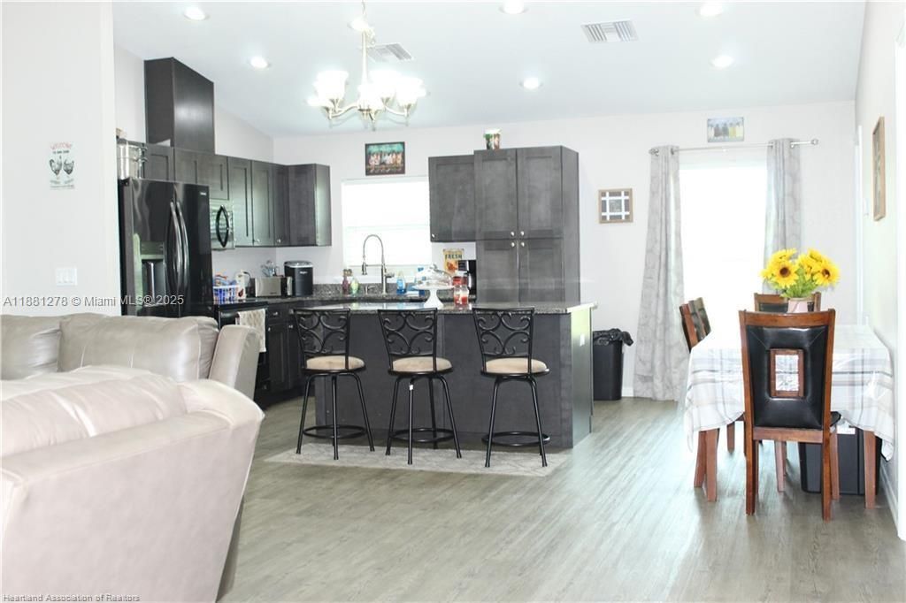 最近售出: $415,000 (3 贝兹, 2 浴室, 1504 平方英尺)