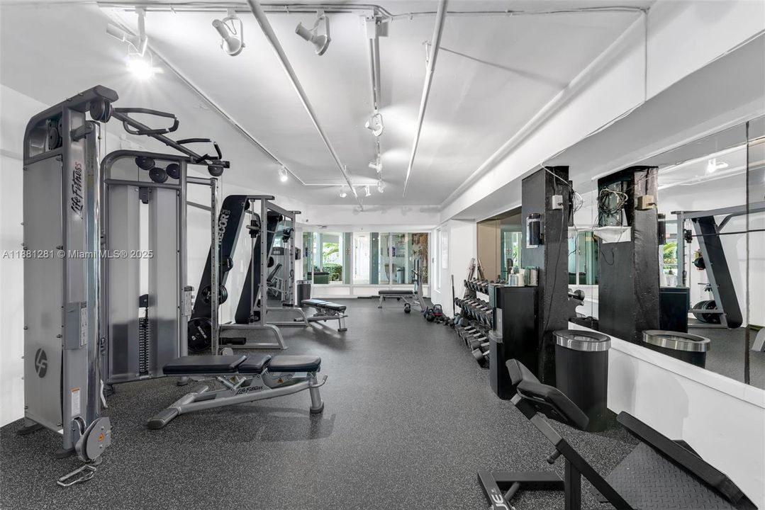 Под контрактом: $549,000 (2 спален, 2 ванн, 1260 Квадратных фут)