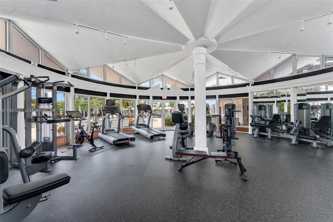 Под контрактом: $549,000 (2 спален, 2 ванн, 1260 Квадратных фут)