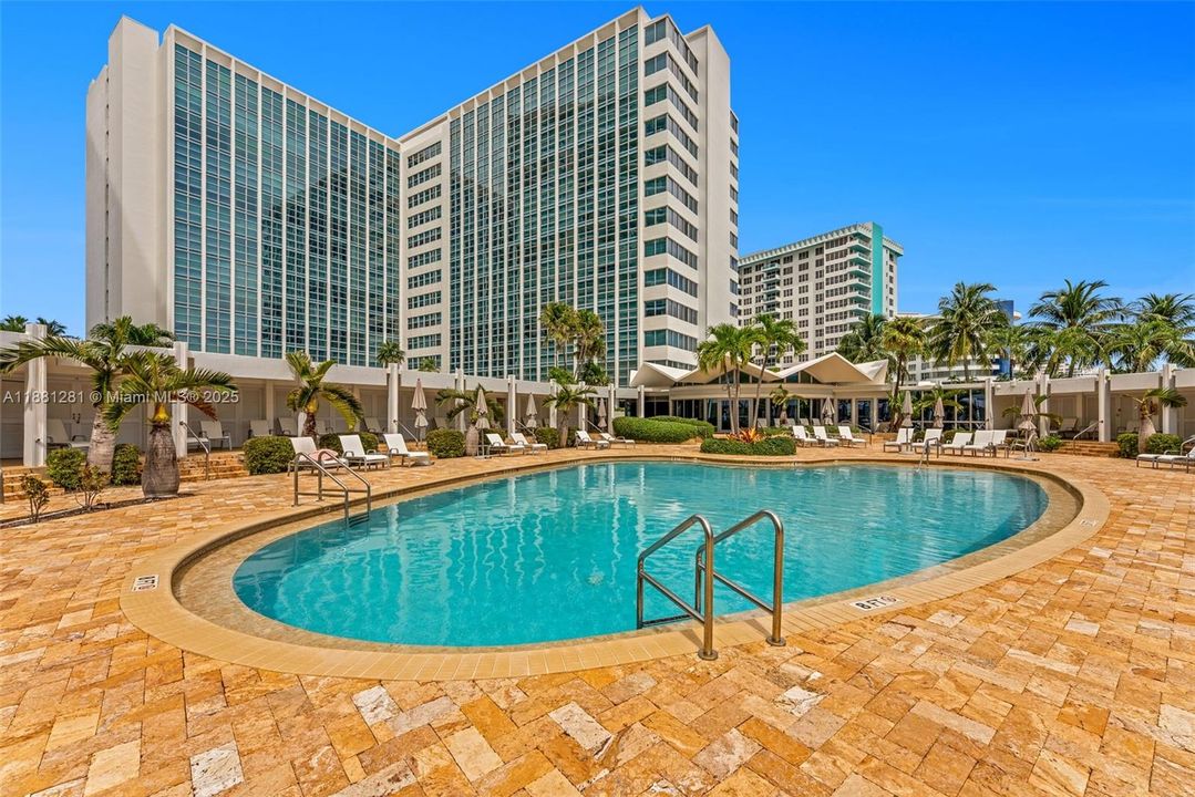 Под контрактом: $549,000 (2 спален, 2 ванн, 1260 Квадратных фут)