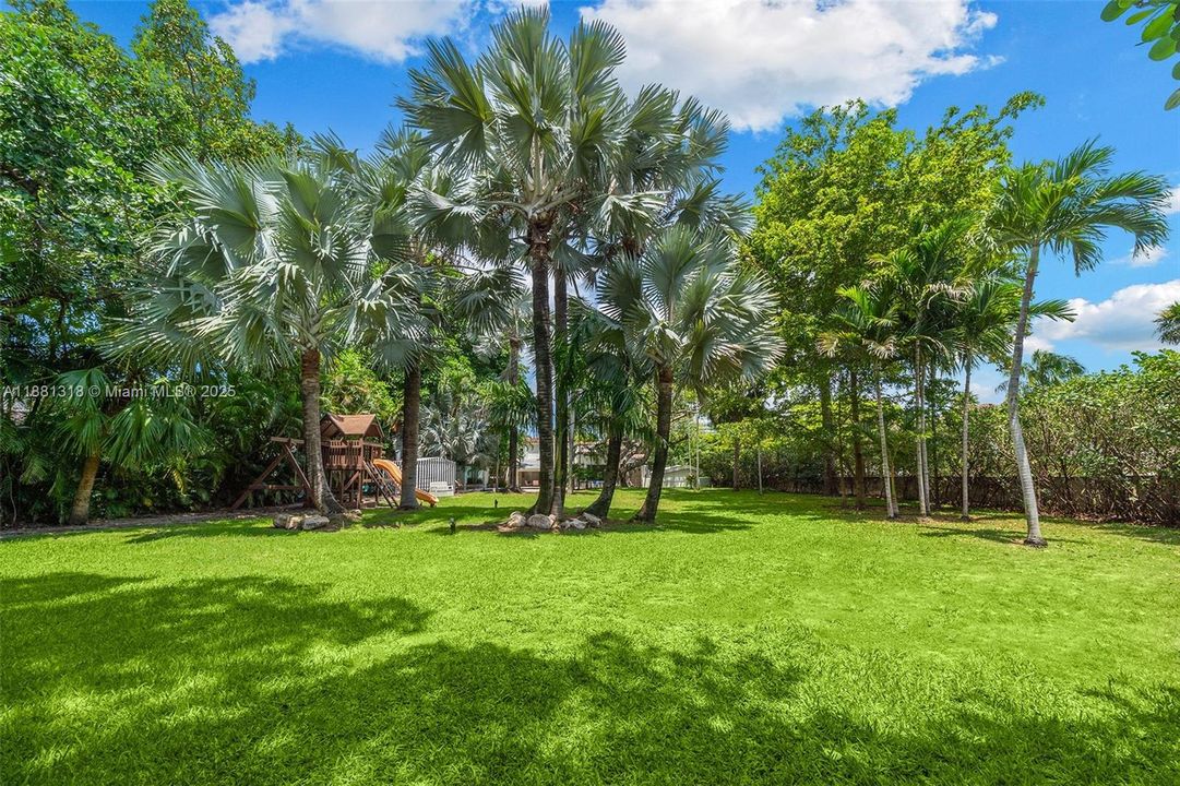 For Sale: $3,900,000 (0.30 acres)